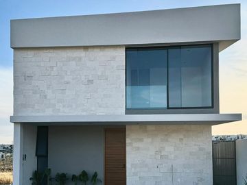 CASA INTELIGENTE EN VENTA EN VALLES DEL MOLINO B LEÓN, GTO. EXCELENTES ACABADOS, DETALLES DE ILUMINACIÓN Y AMPLIA DISTRIBUCIÓN.