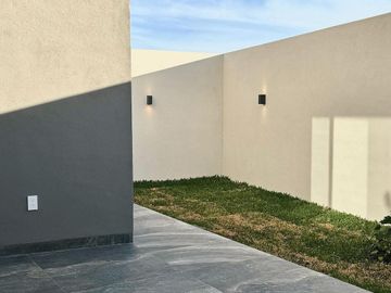 CASA INTELIGENTE EN VENTA EN VALLES DEL MOLINO B LEÓN, GTO. EXCELENTES ACABADOS, DETALLES DE ILUMINACIÓN Y AMPLIA DISTRIBUCIÓN.