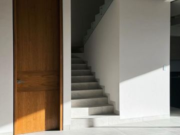 CASA INTELIGENTE EN VENTA EN VALLES DEL MOLINO B LEÓN, GTO. EXCELENTES ACABADOS, DETALLES DE ILUMINACIÓN Y AMPLIA DISTRIBUCIÓN.