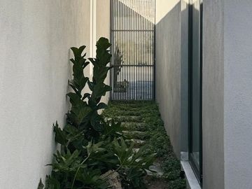 CASA INTELIGENTE EN VENTA EN VALLES DEL MOLINO B LEÓN, GTO. EXCELENTES ACABADOS, DETALLES DE ILUMINACIÓN Y AMPLIA DISTRIBUCIÓN.