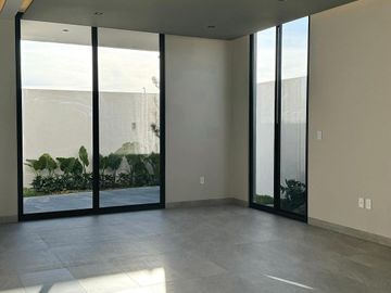 CASA INTELIGENTE EN VENTA EN VALLES DEL MOLINO B LEÓN, GTO. EXCELENTES ACABADOS, DETALLES DE ILUMINACIÓN Y AMPLIA DISTRIBUCIÓN.