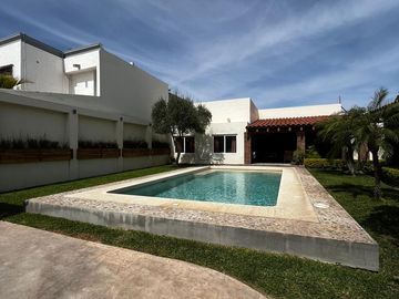 VENTA CASA CON ALBERCA MODERNA RAQUET CLUB