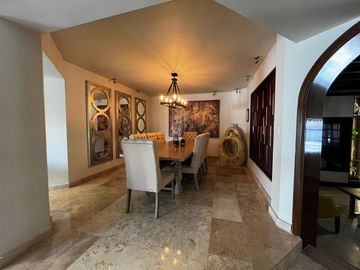 VENTA CASA CON ALBERCA MODERNA RAQUET CLUB