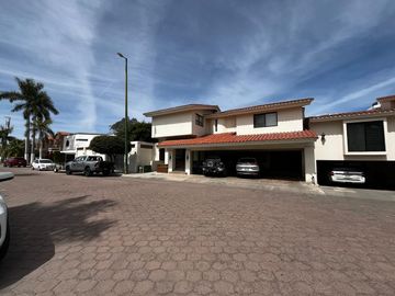 VENTA CASA CON ALBERCA MODERNA RAQUET CLUB
