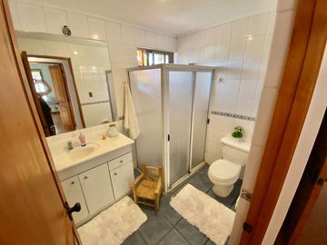 Se vende solida y amplia casa en Sagrada Familia, 5 piezas 2 baños, Curicó