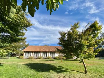 Se vende solida y amplia casa en Sagrada Familia, 5 piezas 2 baños, Curicó