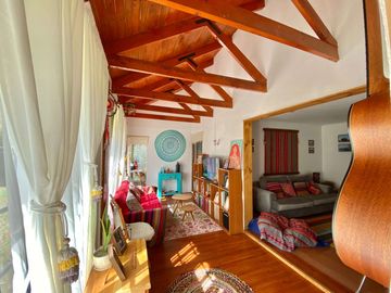 Se vende solida y amplia casa en Sagrada Familia, 5 piezas 2 baños, Curicó