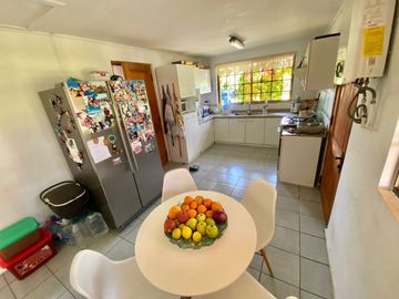 Se vende solida y amplia casa en Sagrada Familia, 5 piezas 2 baños, Curicó