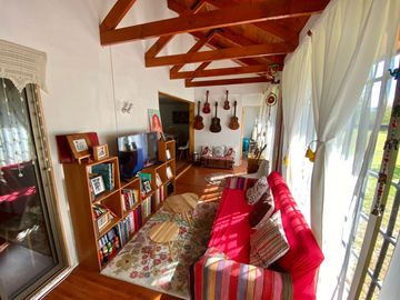 Se vende solida y amplia casa en Sagrada Familia, 5 piezas 2 baños, Curicó