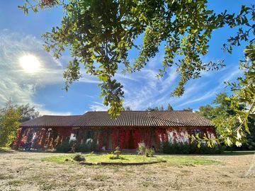 Se vende solida y amplia casa en Sagrada Familia, 5 piezas 2 baños, Curicó