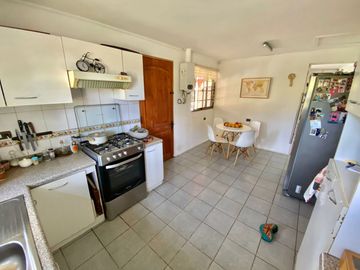 Se vende solida y amplia casa en Sagrada Familia, 5 piezas 2 baños, Curicó