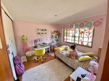 Se vende solida y amplia casa en Sagrada Familia, 5 piezas 2 baños, Curicó