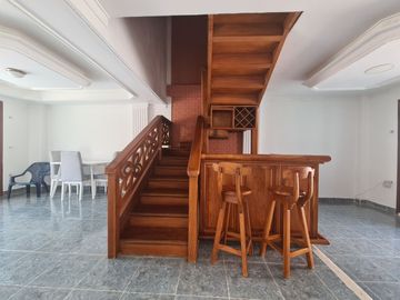 Hermosa Cara en venta, en las Colinas