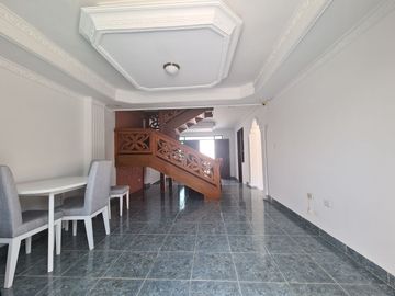Hermosa Cara en venta, en las Colinas