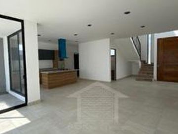 CASA EN VENTA TRES RECAMARAS SALA  TV  CUARTO  SERVICIO EN LA RESERVA JURIQUILLA