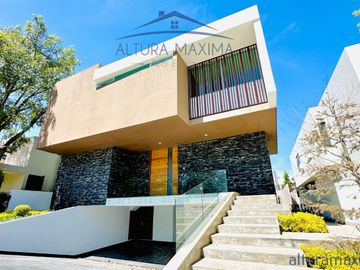 Lujosa Residencia Nueva en Venta Colinas de San Javier