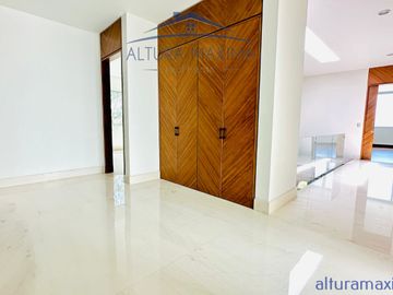 Lujosa Residencia Nueva en Venta Colinas de San Javier