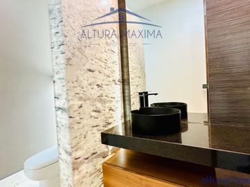 Lujosa Residencia Nueva en Venta Colinas de San Javier