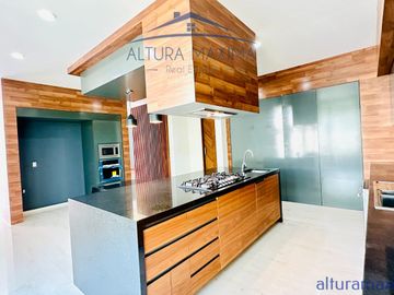 Lujosa Residencia Nueva en Venta Colinas de San Javier