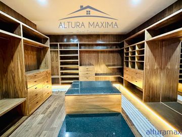 Lujosa Residencia Nueva en Venta Colinas de San Javier