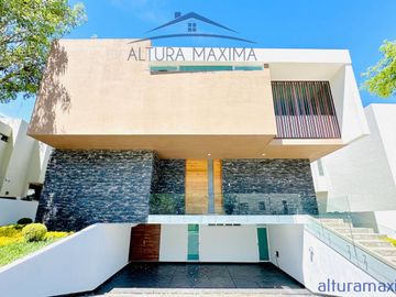 Lujosa Residencia Nueva en Venta Colinas de San Javier