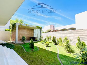 Lujosa Residencia Nueva en Venta Colinas de San Javier
