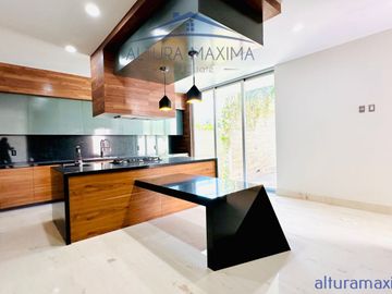 Lujosa Residencia Nueva en Venta Colinas de San Javier