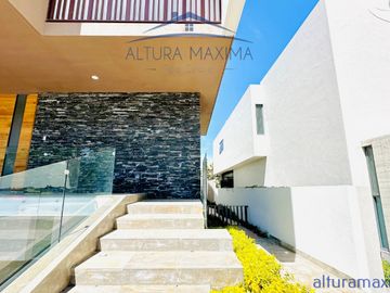 Lujosa Residencia Nueva en Venta Colinas de San Javier