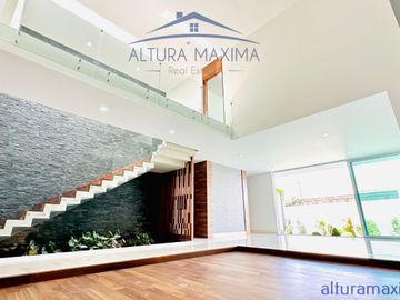 Lujosa Residencia Nueva en Venta Colinas de San Javier