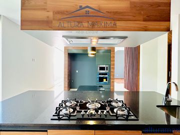 Lujosa Residencia Nueva en Venta Colinas de San Javier