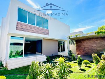 Lujosa Residencia Nueva en Venta Colinas de San Javier