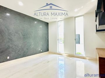 Lujosa Residencia Nueva en Venta Colinas de San Javier