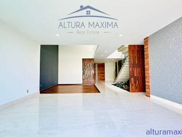 Lujosa Residencia Nueva en Venta Colinas de San Javier