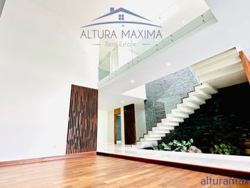 Lujosa Residencia Nueva en Venta Colinas de San Javier