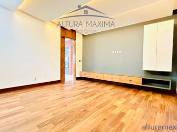 Lujosa Residencia Nueva en Venta Colinas de San Javier