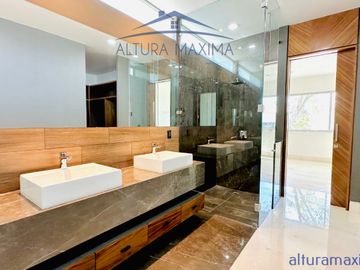 Lujosa Residencia Nueva en Venta Colinas de San Javier