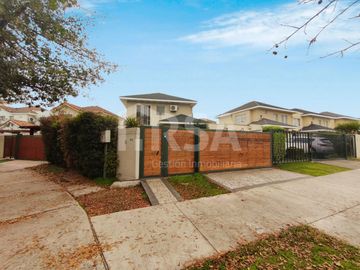 Hermosa casa con gran terreno en Altos del Parque, Peñalolén