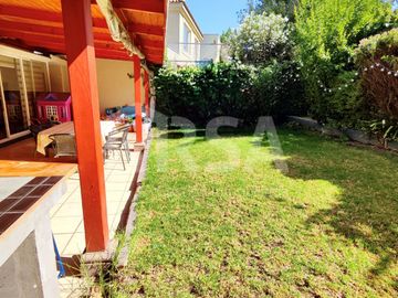 Hermosa casa con gran terreno en Altos del Parque, Peñalolén