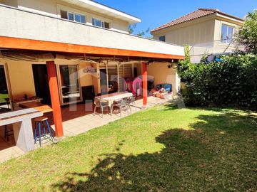 Hermosa casa con gran terreno en Altos del Parque, Peñalolén
