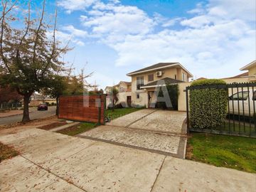 Hermosa casa con gran terreno en Altos del Parque, Peñalolén