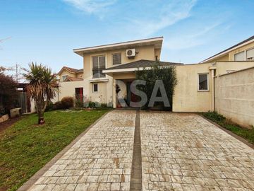 Hermosa casa con gran terreno en Altos del Parque, Peñalolén
