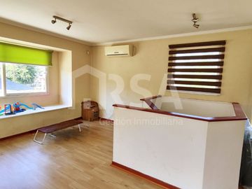 Hermosa casa con gran terreno en Altos del Parque, Peñalolén