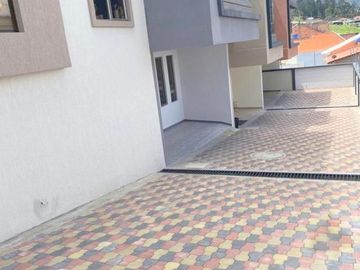 Villa en venta por estrenar en condominio privado, sector Misicata