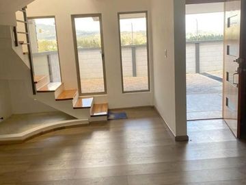 Villa en venta por estrenar en condominio privado, sector Misicata