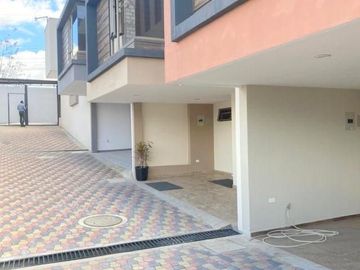 Villa en venta por estrenar en condominio privado, sector Misicata
