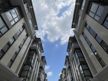 Quezon City Townhouse 4BR 3carpark inside subdiv nr LungCntr