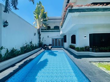 OPULENT MODERN AMERICAN HOUSE WITH EXPANSIVE LOT NEAR CLARK