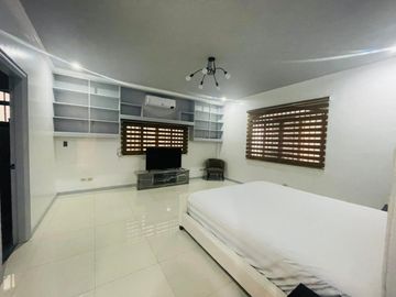 OPULENT MODERN AMERICAN HOUSE WITH EXPANSIVE LOT NEAR CLARK