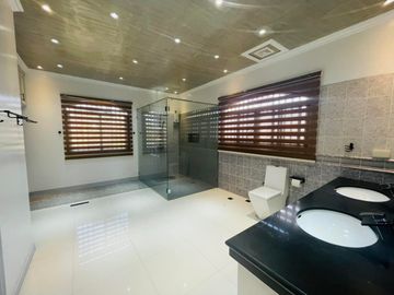 OPULENT MODERN AMERICAN HOUSE WITH EXPANSIVE LOT NEAR CLARK