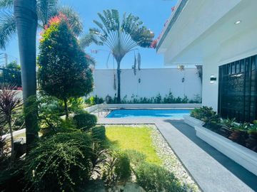 OPULENT MODERN AMERICAN HOUSE WITH EXPANSIVE LOT NEAR CLARK